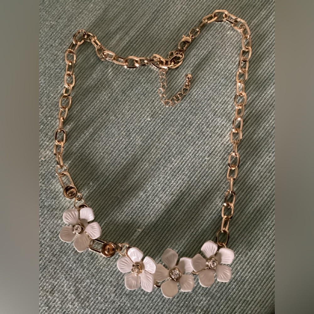 Vintage Emmons White Enameled Flower Necklace